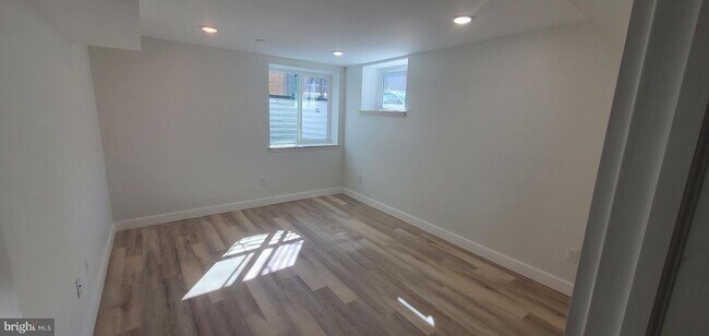 Building Photo - 536 W Huntingdon St