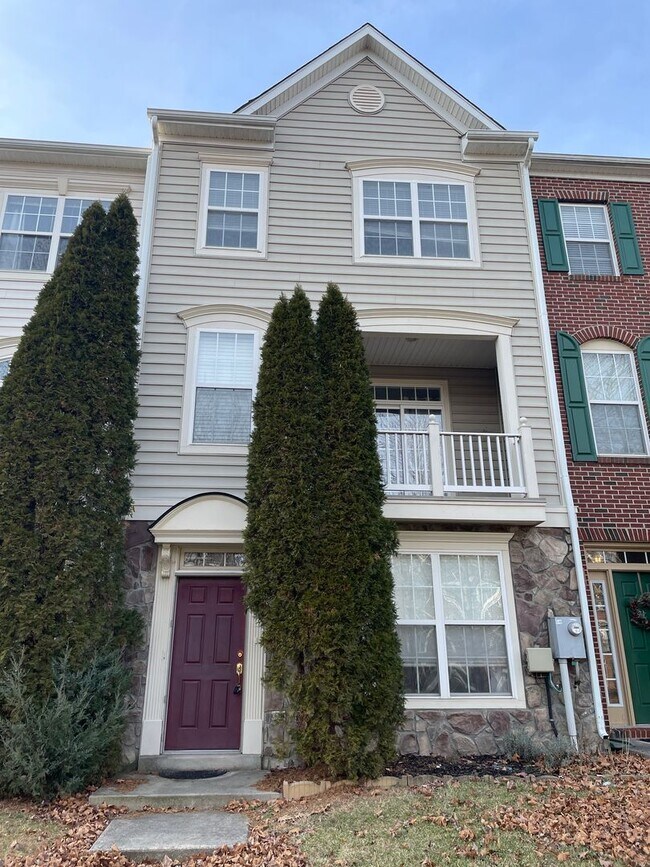 Foto del edificio - Stunning Light-Filled 3 Bed 2/2 Bath Townhome In Sought After Brambleton