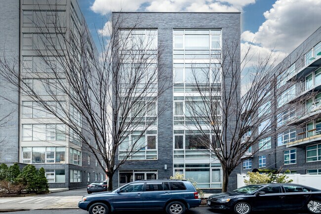 Building Photo - 122 Newton St