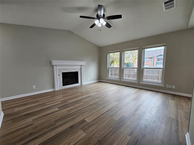 Foto del edificio - 1418 Hyridge Cir