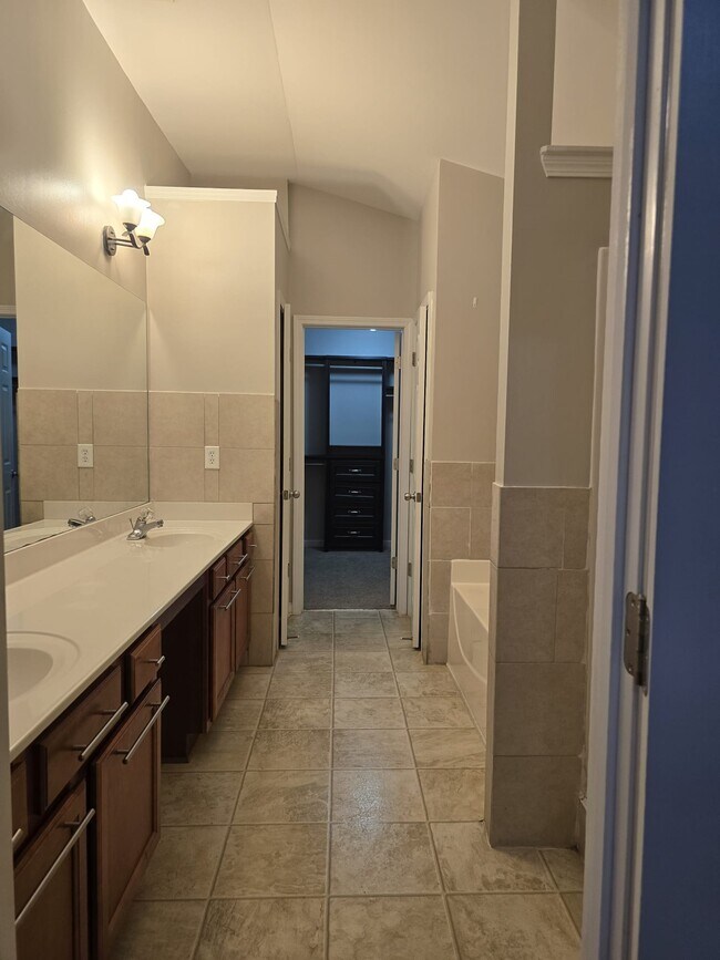 Building Photo - 1642 Balvaird Dr