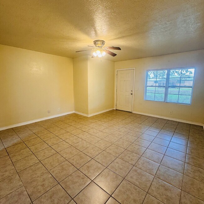 Foto del edificio - Now leasing this charming 2-Bedroom | 1-Bathroom Single-Family Home in Bridge City, TX