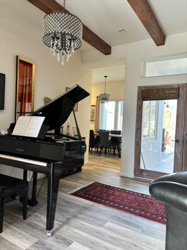 Foto del edificio - 3 bedroom, 3 bath Executive Furnished Home...