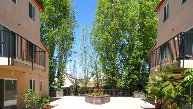 Courtyard - Berkeley Apartments - Renaissance Villas