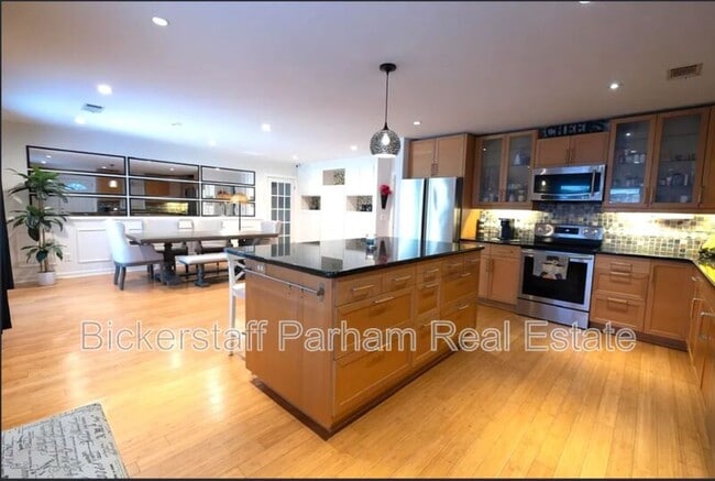Foto del edificio - 5811 Canterbury Dr