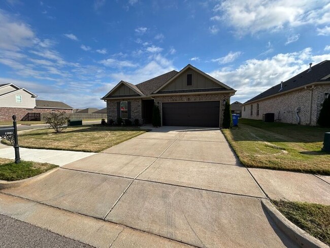Building Photo - 12882 Tallulah Dr