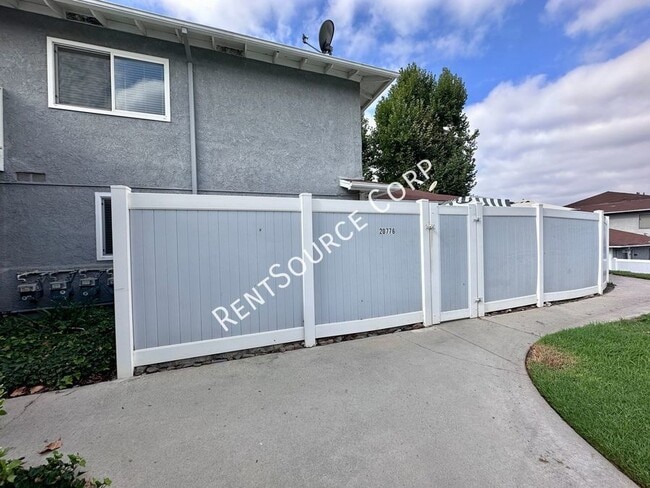 Building Photo - 2 Bedroom Townhouse Located in Bouquet Vil...