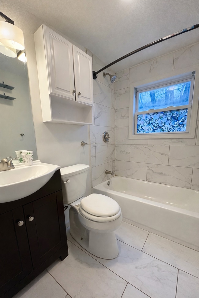 Full Bath - 36 Candice St