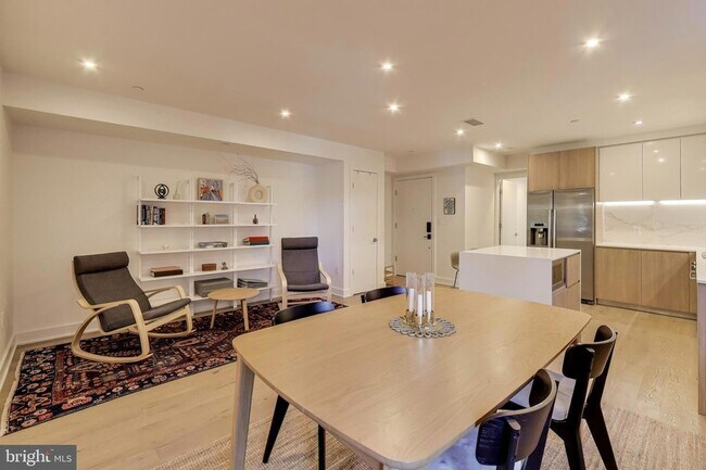 Foto del edificio - 4017 Davis Pl NW