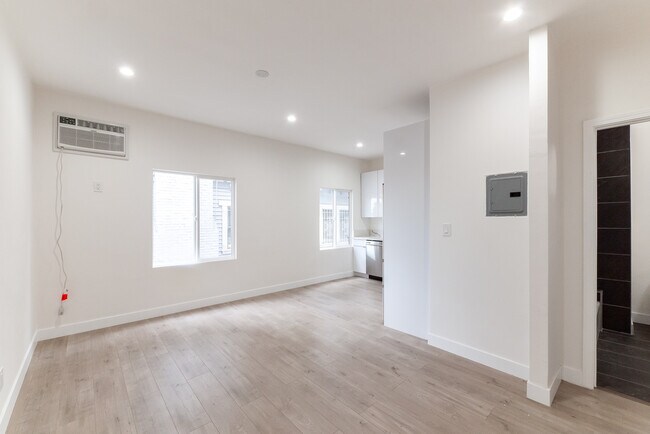 Foto del edificio - 2955 W 8th St