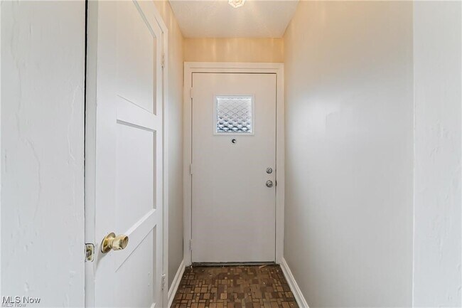 Foto del edificio - 3837 Mayfield Rd