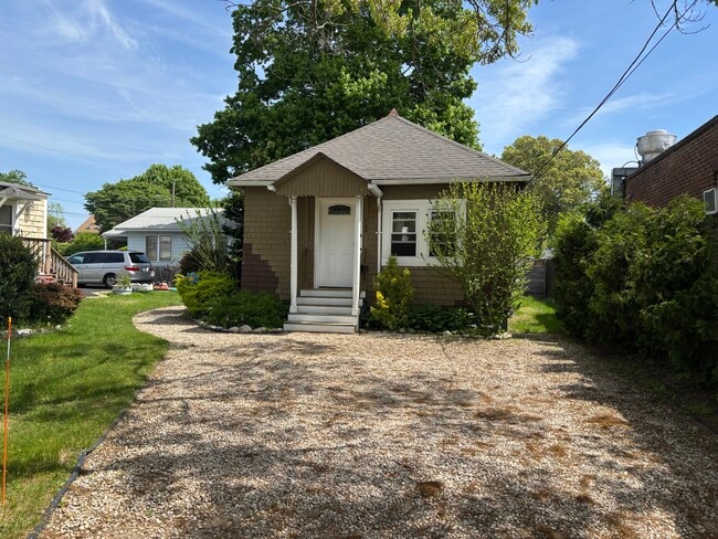 Building Photo - 744 W Shore Rd