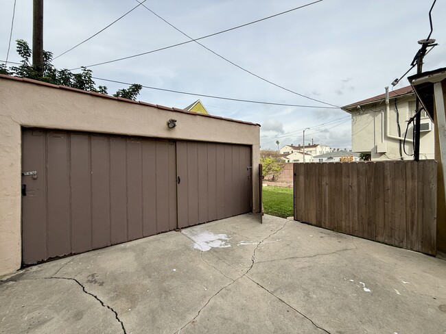Garage for 1 car - 1807 S Redondo Blvd