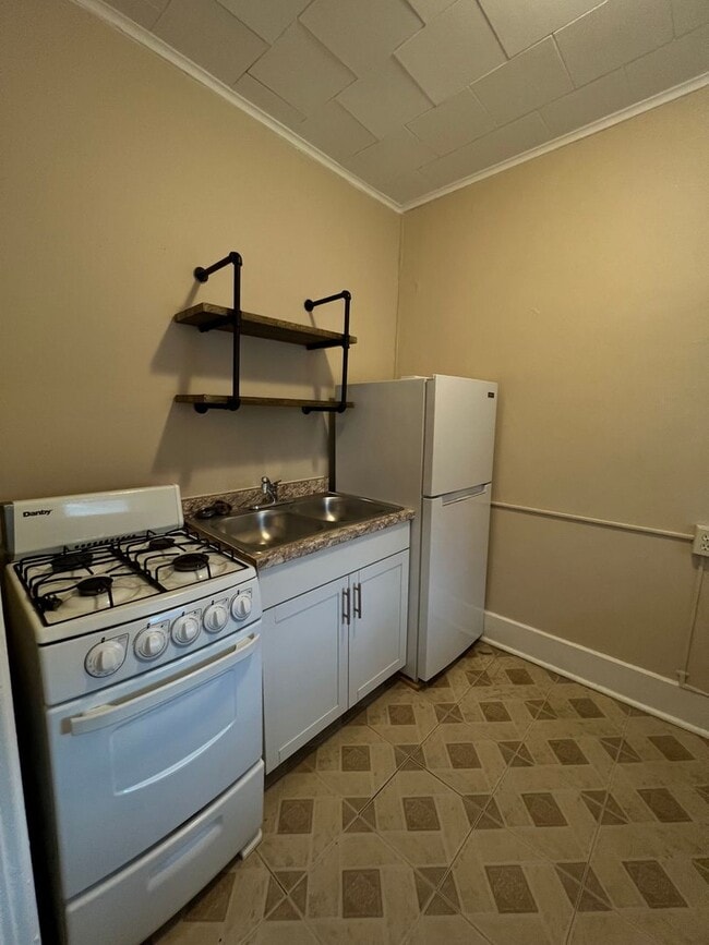 Interior Photo - 49 Troup St