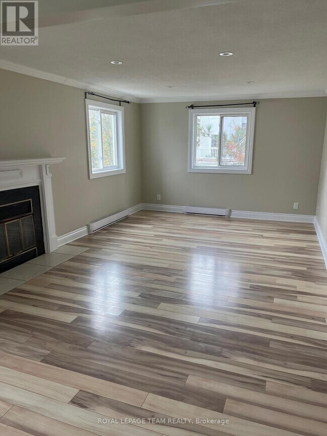 Building Photo - 123 Castlegreen Private