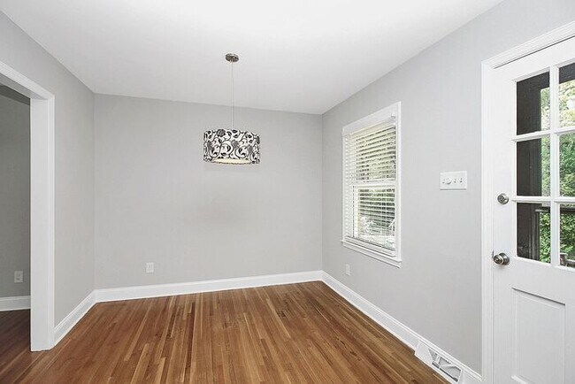 Foto del edificio - Upgraded 5BD/2.5BA Split-Level Home Near S...