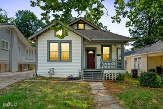 Building Photo - 315 Robinson Pl