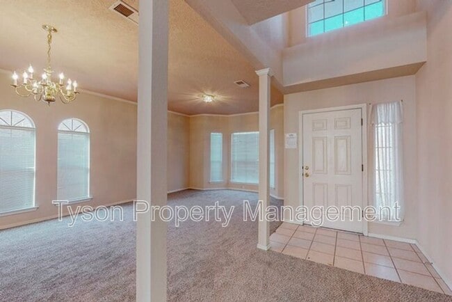 Building Photo - 6916 La Merida Ave NE