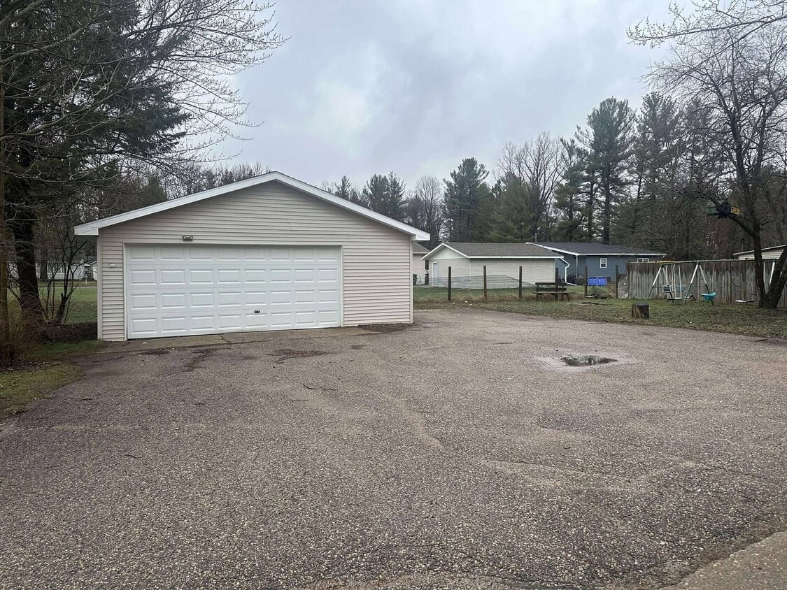 Building Photo - Two Bedroom Duplex