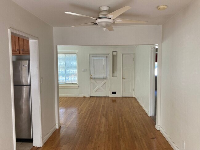Vista frente a la puerta delantera - 4454 Laurelgrove Ave