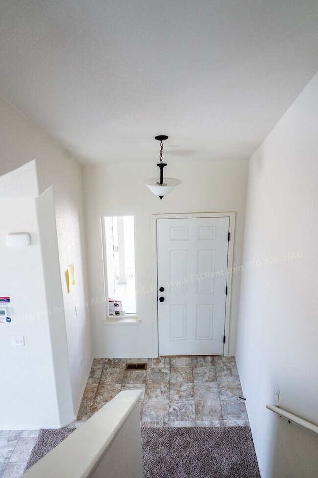 Foto del edificio - Gorgeous 4-Bed, 2.5 Bath Home in Windsor!