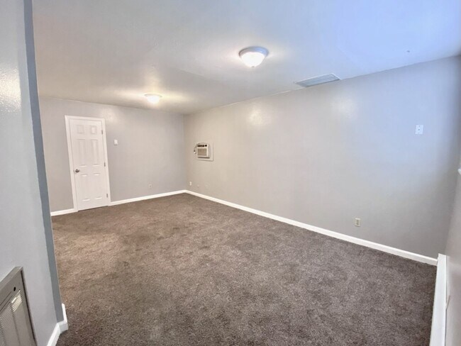 Foto del edificio - 146-146 Parrish Ln