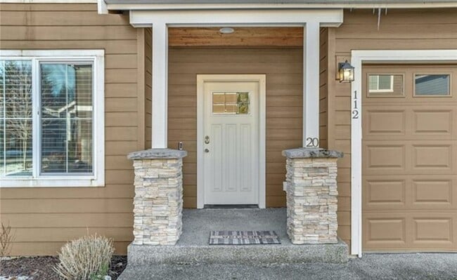 Foto del edificio - Beautiful Almost new 3 bed +den home in Ly...