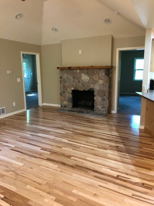 Building Photo - Stunning 4 bdrm/2 bath in Genoa City