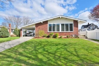 Building Photo - 10 Pickwick Dr S