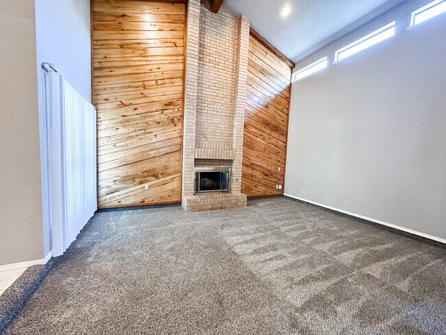 Building Photo - Newly Updated 2 Story Duplex