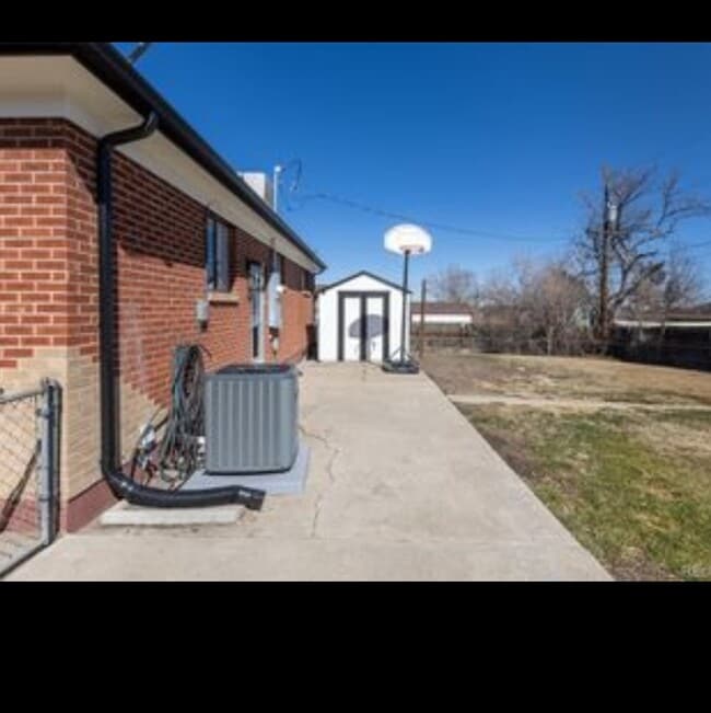 Foto del edificio - 10454 Grant Dr