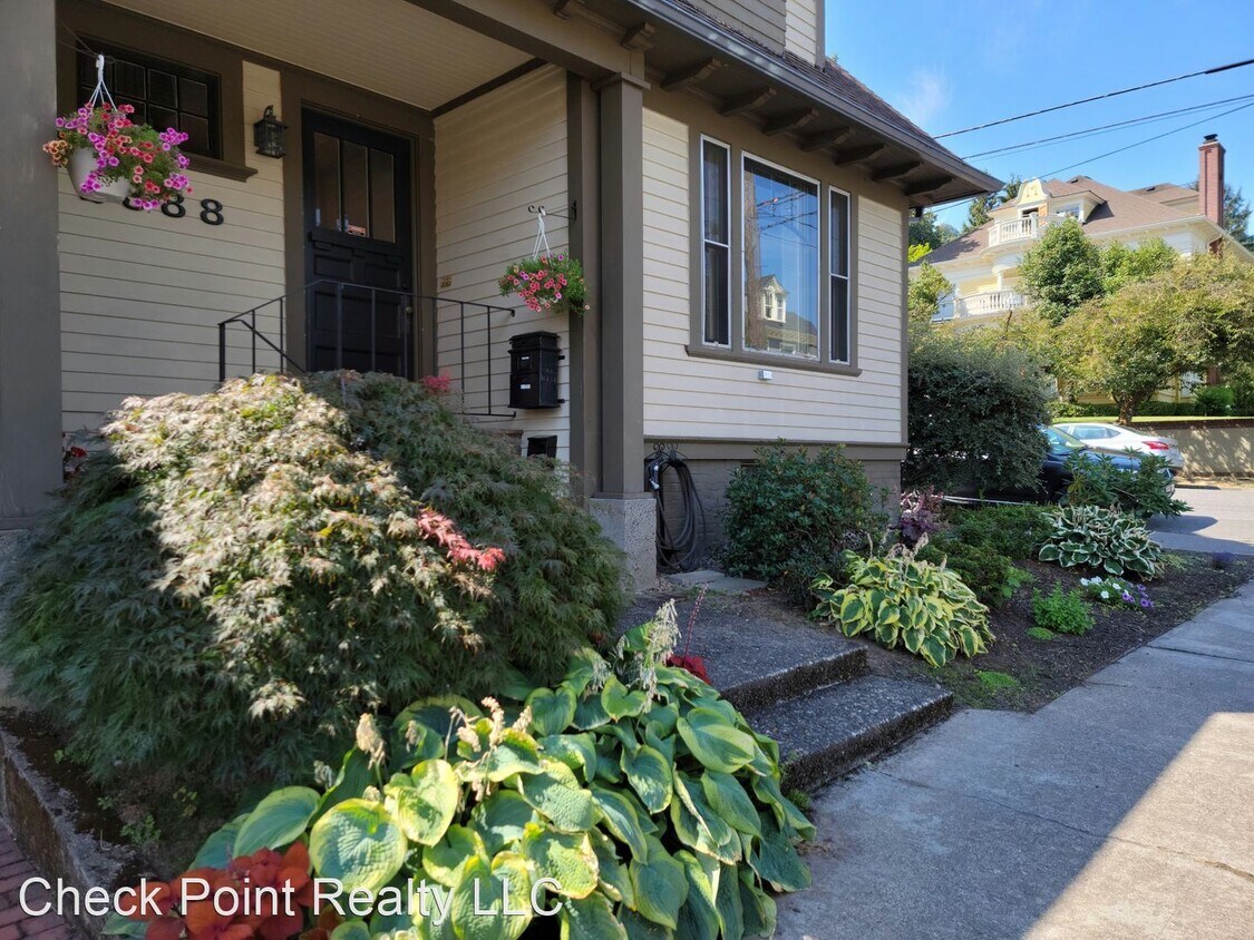 Primary Photo - 2388 NW Kearney St