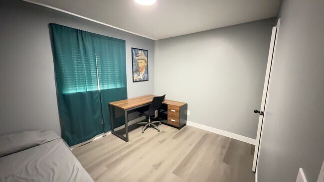 Foto del edificio - 3-bedroom 2-bathroom house!  HOUSING ACCEPTED! MANY ITEMS INCLUDED!