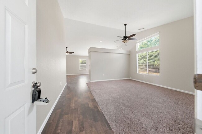 Foto del edificio - 3 Bedroom Home with RV/Boat Parking, Large Yard & Chicken Coop – Cul-de-Sac Location Near Kids Ki...