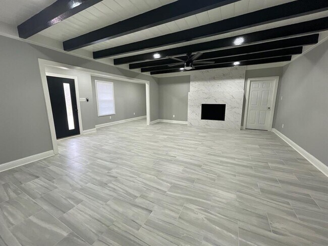 Building Photo - 300 Lakewood Dr