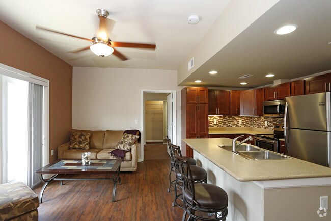 2HAB, 2BA - 815 FT² - Sala de estar - Smith Apartments @ 53 East Chalmers