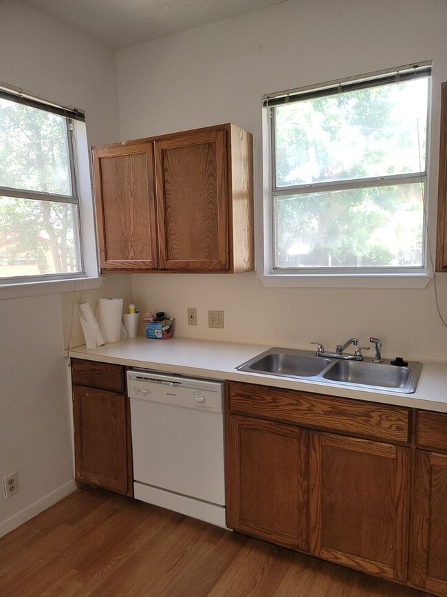 Building Photo - Clarksville Studio - Original Wood Floors - Million Dollar Neighborhood - $1100