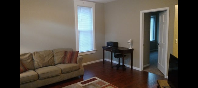 Living room - 730 N Broad St