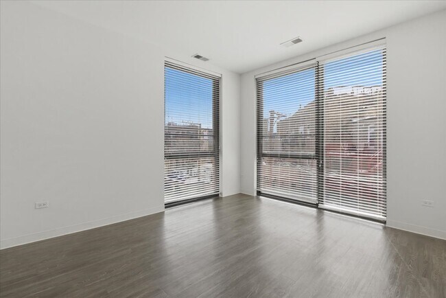 Foto del edificio - 830 N Milwaukee Ave