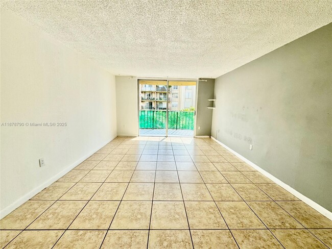 Building Photo - 9360 Fontainebleau Blvd