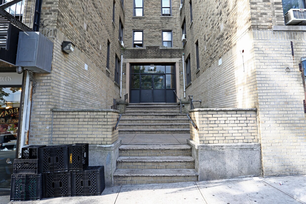 Building Photo - 510 W 218th St