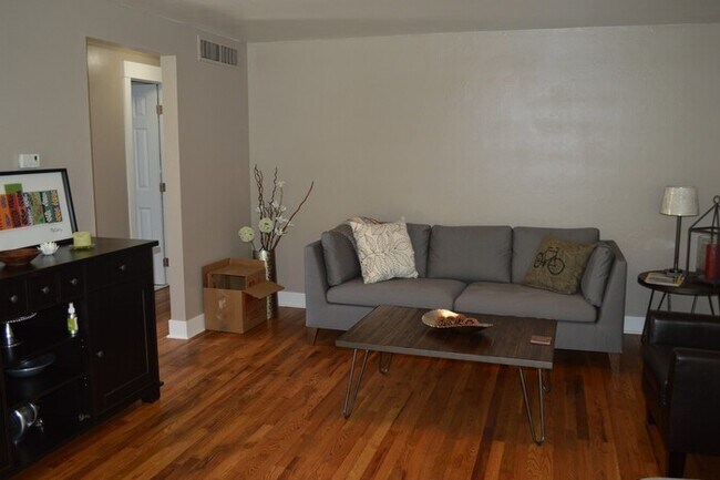 Building Photo - Remodeled 2 bed, 1 bath in the heart of Fo...