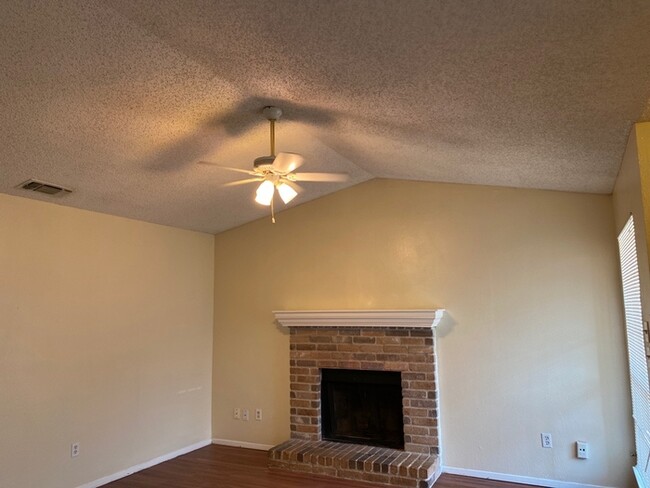 Foto del edificio - KENNEDALE DUPLEX 3/2/1 HOME NEAR SCHOOL CO...