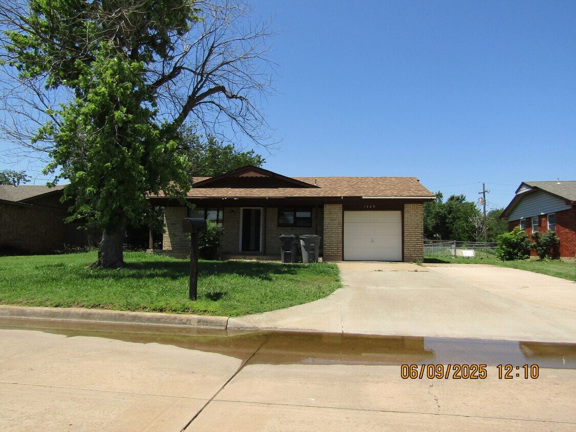Primary Photo - Very nice home located in the Park Lane ar...