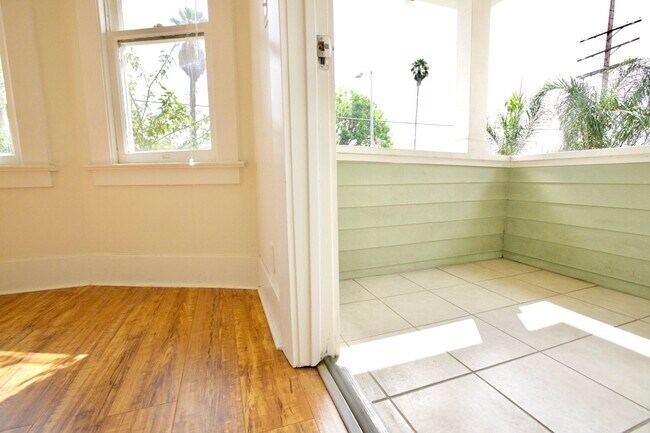 Bedroom 1 with balcony - 2908 Pasadena Ave