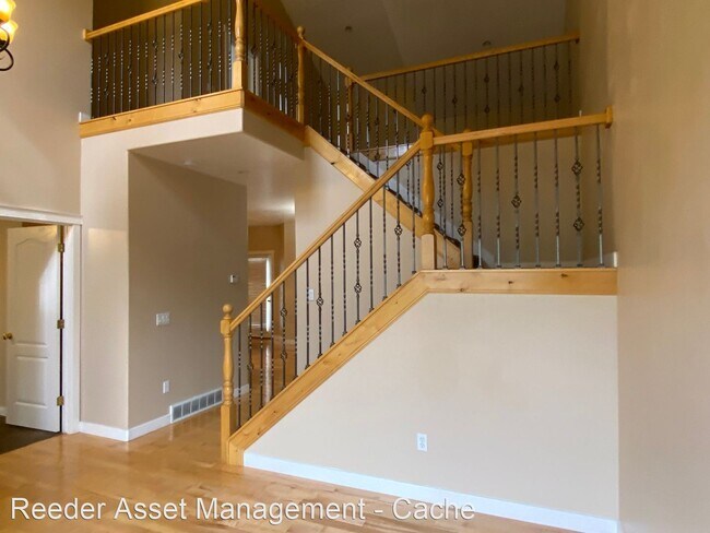 Building Photo - 4 br, 3.5 bath House - 1010 North 130 West...