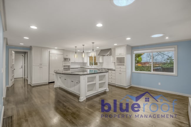 Building Photo - 8045 SW West Slope Dr