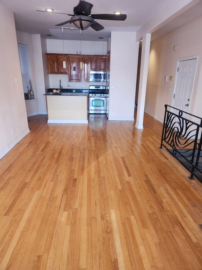 Living Room/Kitchen - 5324 S Calumet Ave