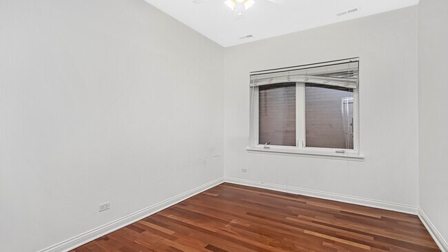 Foto del edificio - 7443 W Irving Park Rd