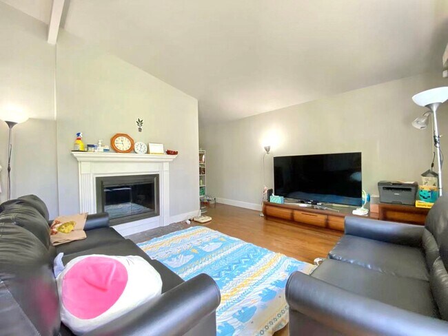 Building Photo - Gorgeous 4B2B single family home